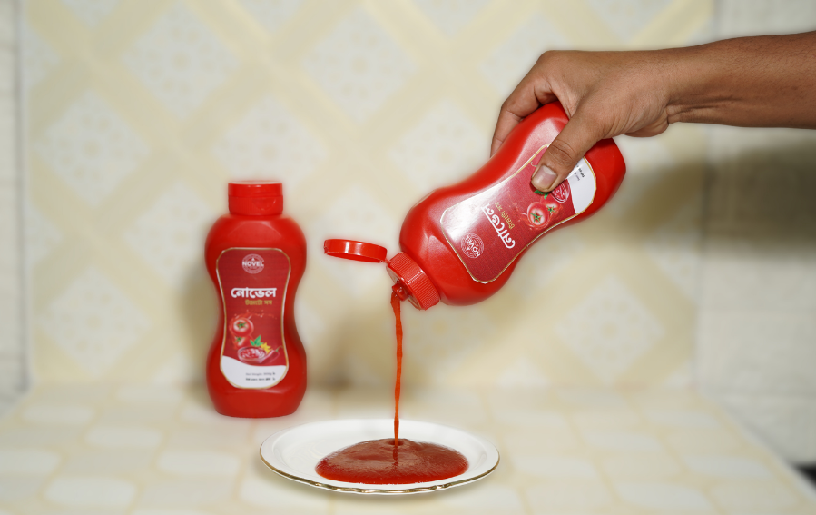 Traditional tomato sauce making process